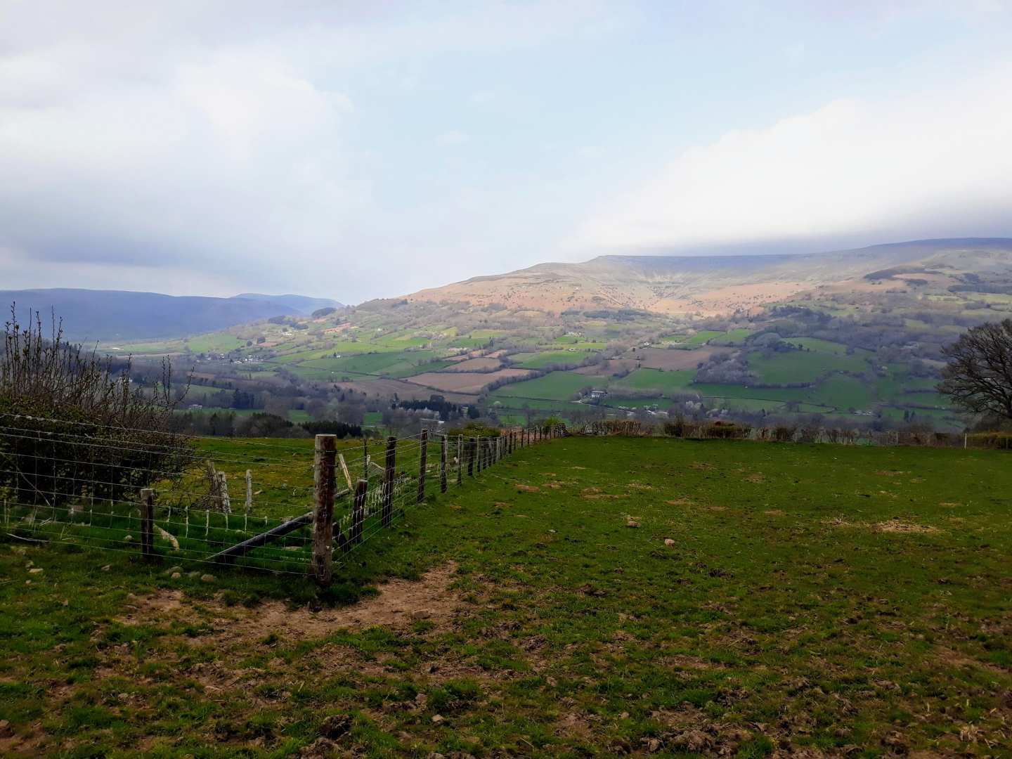 Usk Valley Walk in 3-4 Days — Contours Walking Holidays